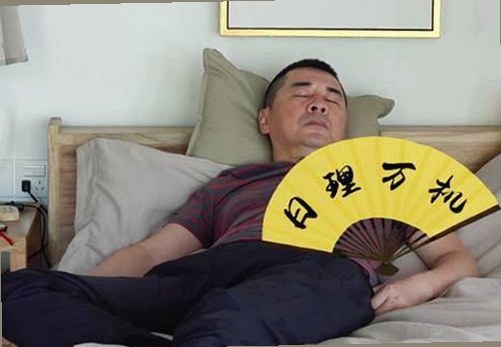 揭秘娱乐圈背后真相：网红黑料频繁翻车引热议